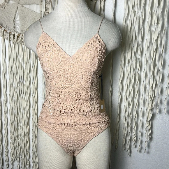 Nightcap NWT Peachy Nude Lace Bodysuit size 2/M - Picture 1 of 13